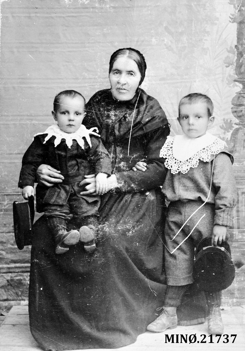 Henrik Augustinsson Stinessen, Kvinne med to barn. Ivar Hansen Strømsøyen, druknet i Glåma 1926. Marit Hansdatter Strømsøyen (født Sageng), Johan Hansen Strømsøyen.