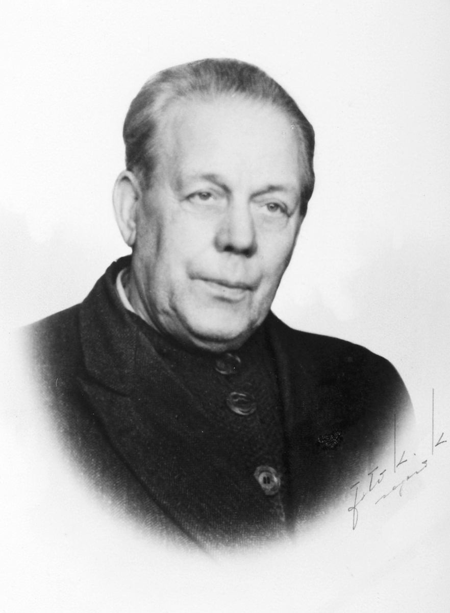 Ukjent, Karl Petter Johan Paulsberg 17.02.1880-05.08.1960 gift m. Berthea Andreasdatter 03.01.1903. 2.juni 1945 ble Ottestad kommunistiske parti stiftet. Karl Paulsberg var første formann.