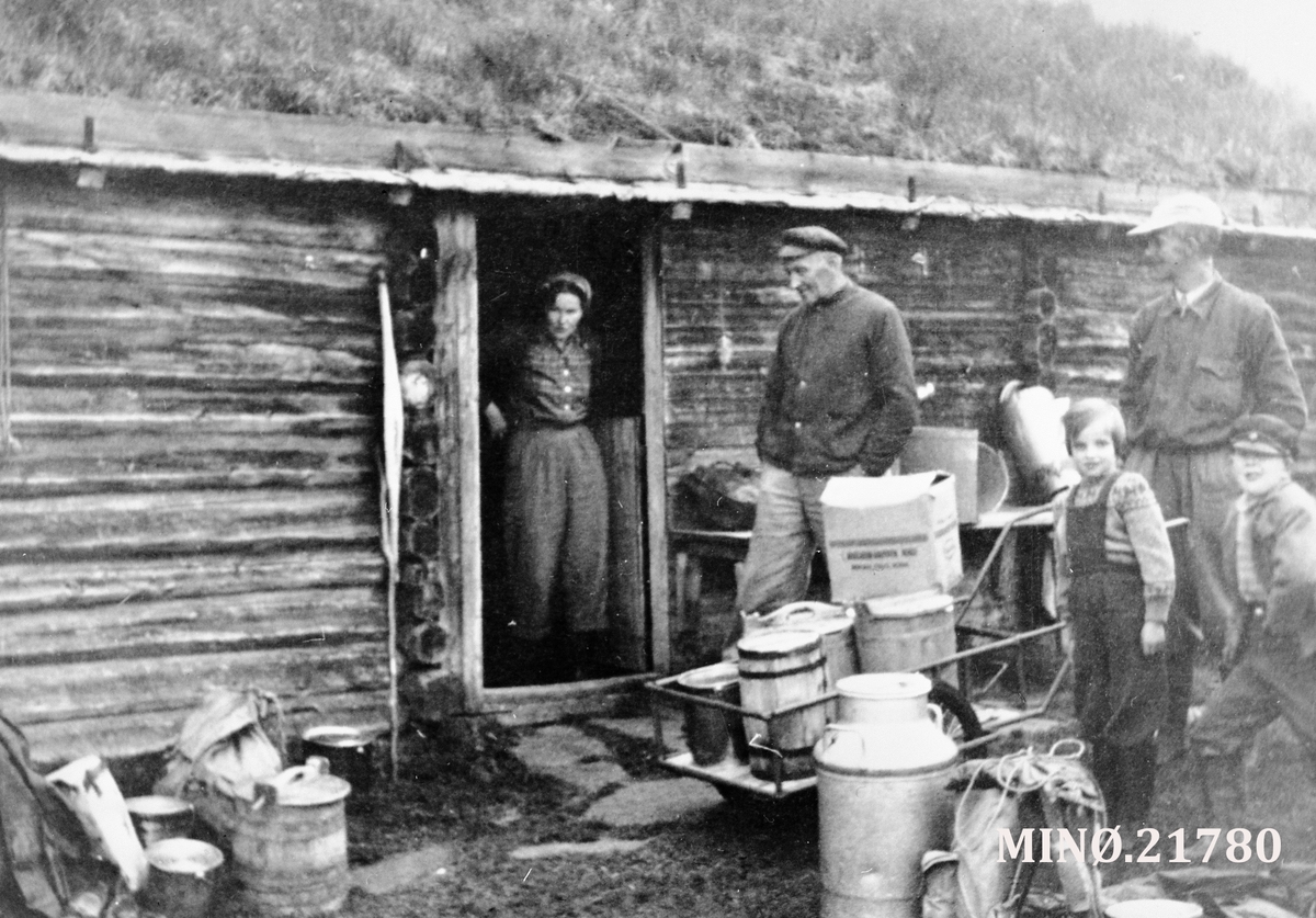 Ukjent, Besøk på setra. Fra venstre: Sigrid Øien (født Steihaug), Nils Mortensen Øien, Gunn Hvamstad (født Strømsøyen), Nils Sverre Mortensen Øien