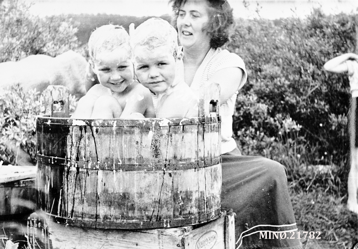 Ukjent, Bading i stamp. Randi Welding (født Steihuag), Sissel Hoberg (født Steihaug), Hjørdis Steihaug, født Solli.
