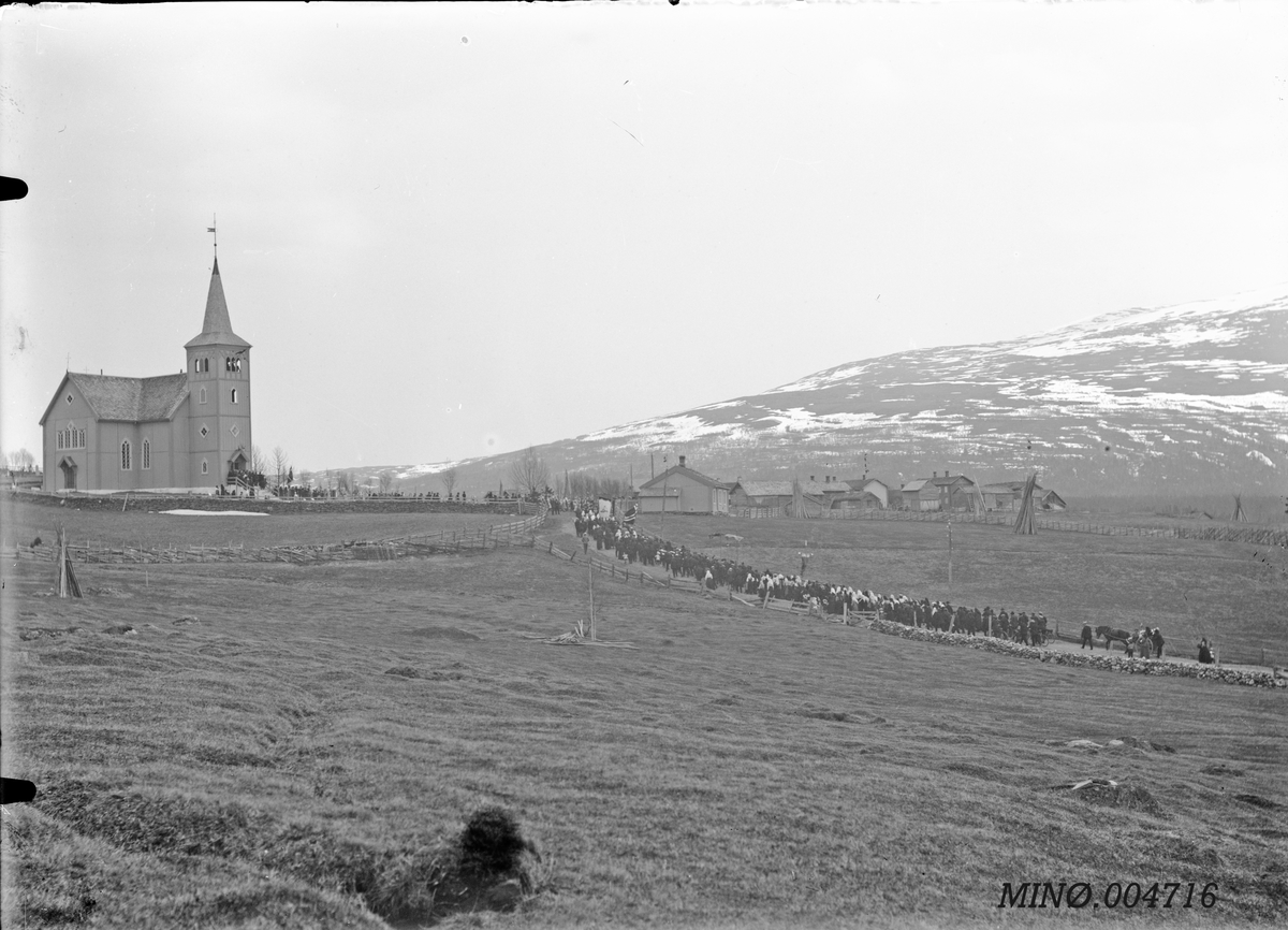 Peder J. Bredalslien, Kirke, 17. Mai, 17. Mai-tog,