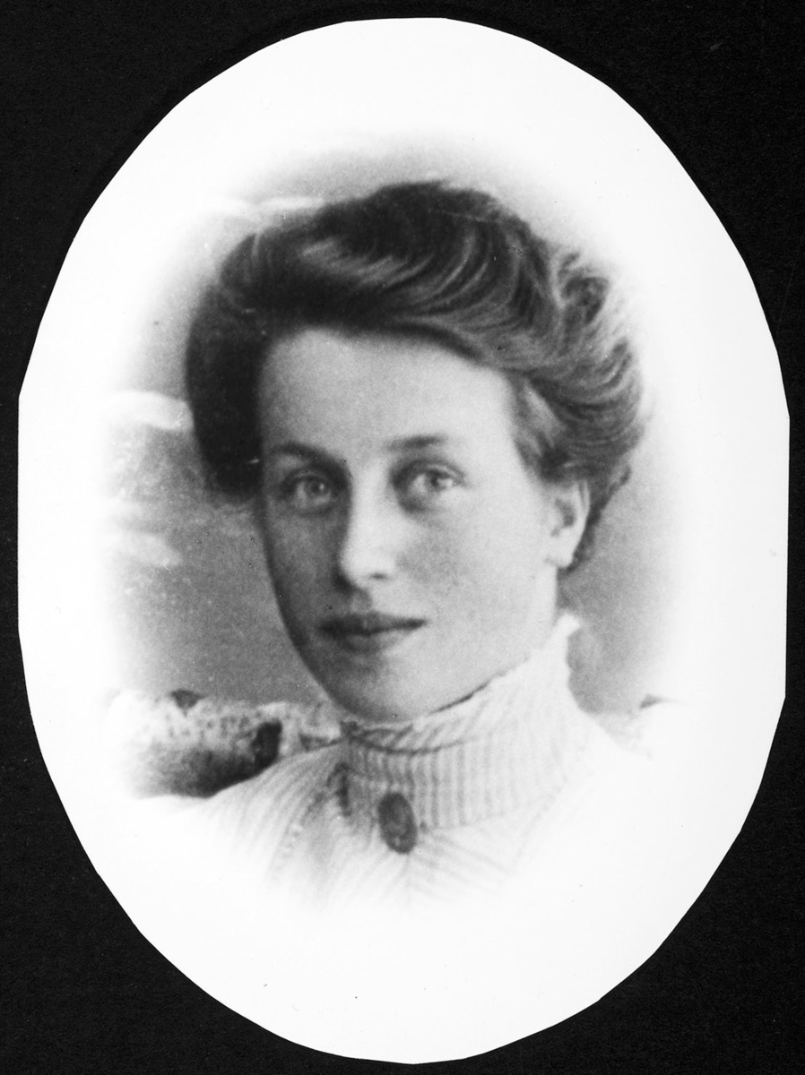 Ukjent, Jønsrud gård 194-1. Klara Vedum, f. Feiring. Portrett.