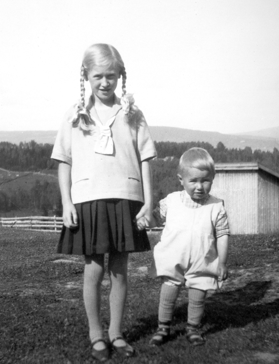 Ukjent, Jønsrud gård 194-1. Tora Vedum, Svein Vedum, barn.