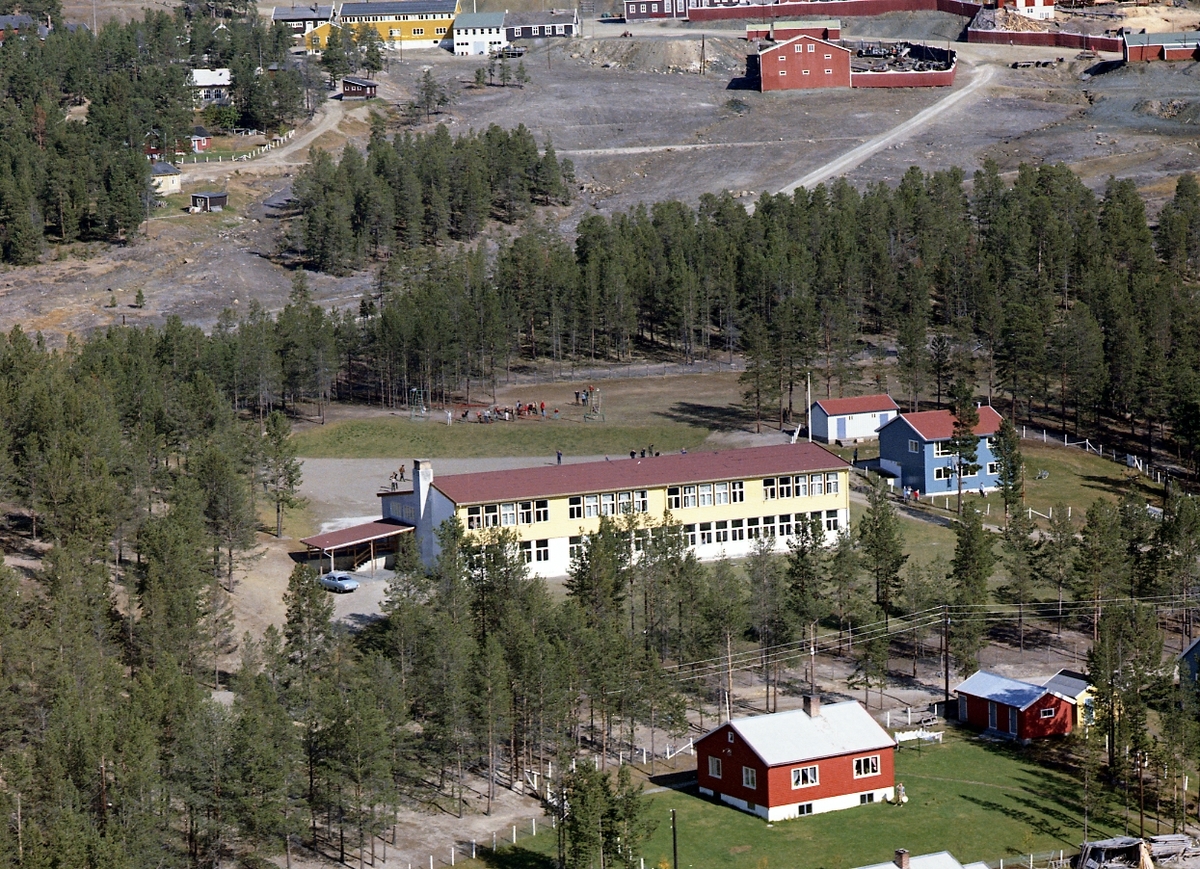 Widerøes Flyveselskap A/S, Flyfoto med Verket skole