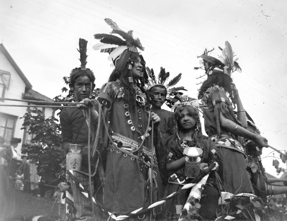 Johs. (Johannes) Johannessen, Opptog, gruppe barn i "indianerklær" innsamlingsbøsser, "Børnehjælpsagen" karneval, 1907(?)