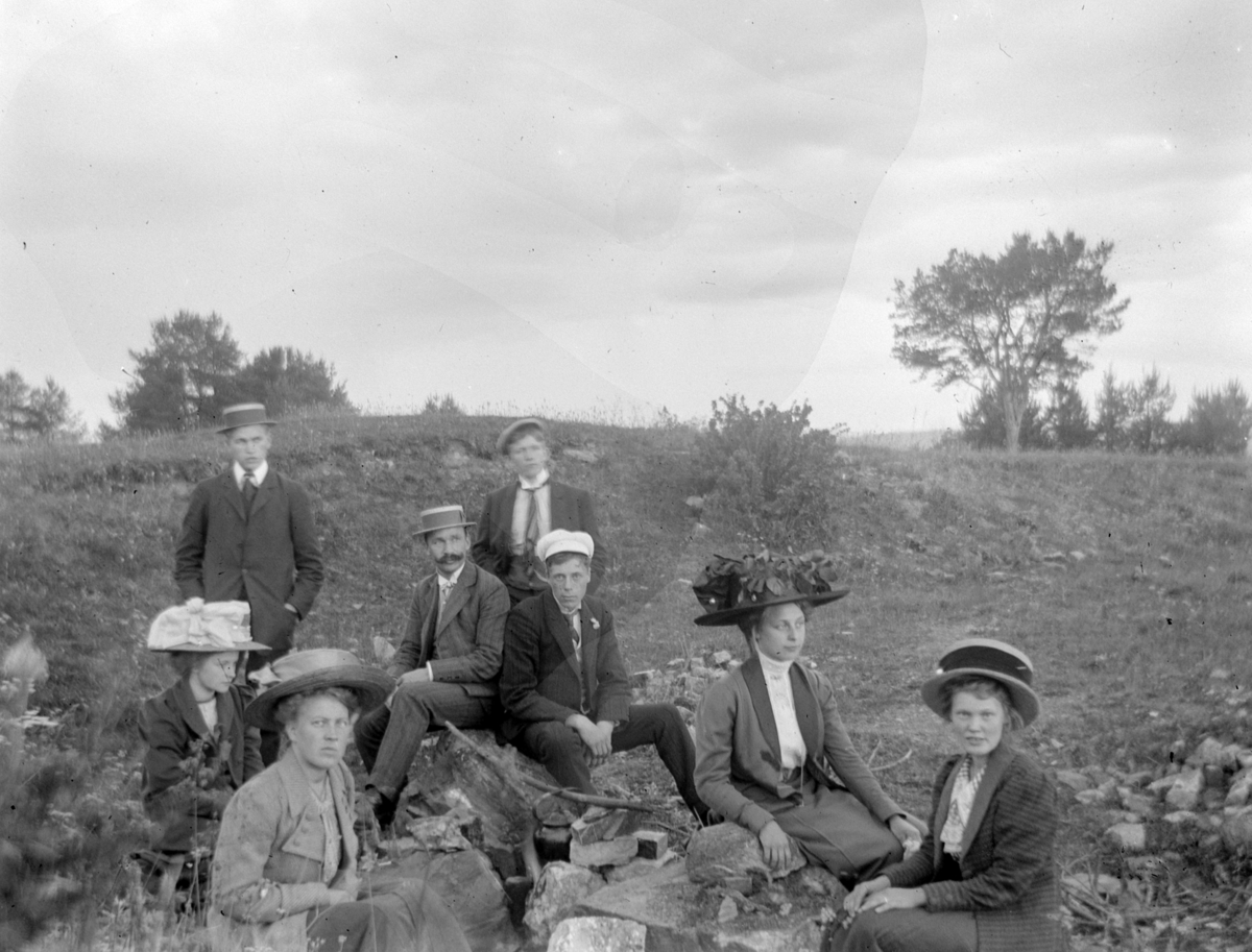 Johs. (Johannes) Johannessen, Gruppe 8, menn ,kvinner, ukjente. Til venstre: Anna Marie Johannessen. Klesdrakter, hatter, mote.
