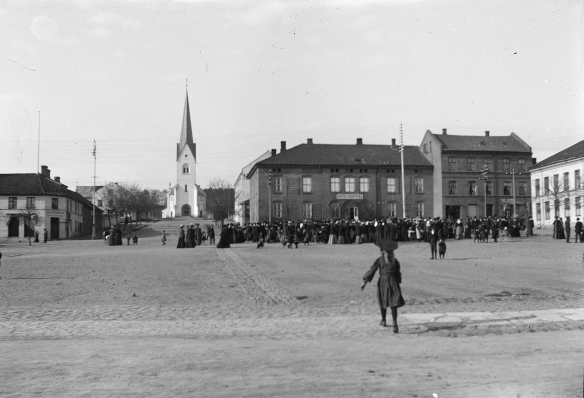 Johs. (Johannes) Johannessen, Stortorget, Hamar, hotell Central, Hamar Domkirke, folkeansamling, gateparti.