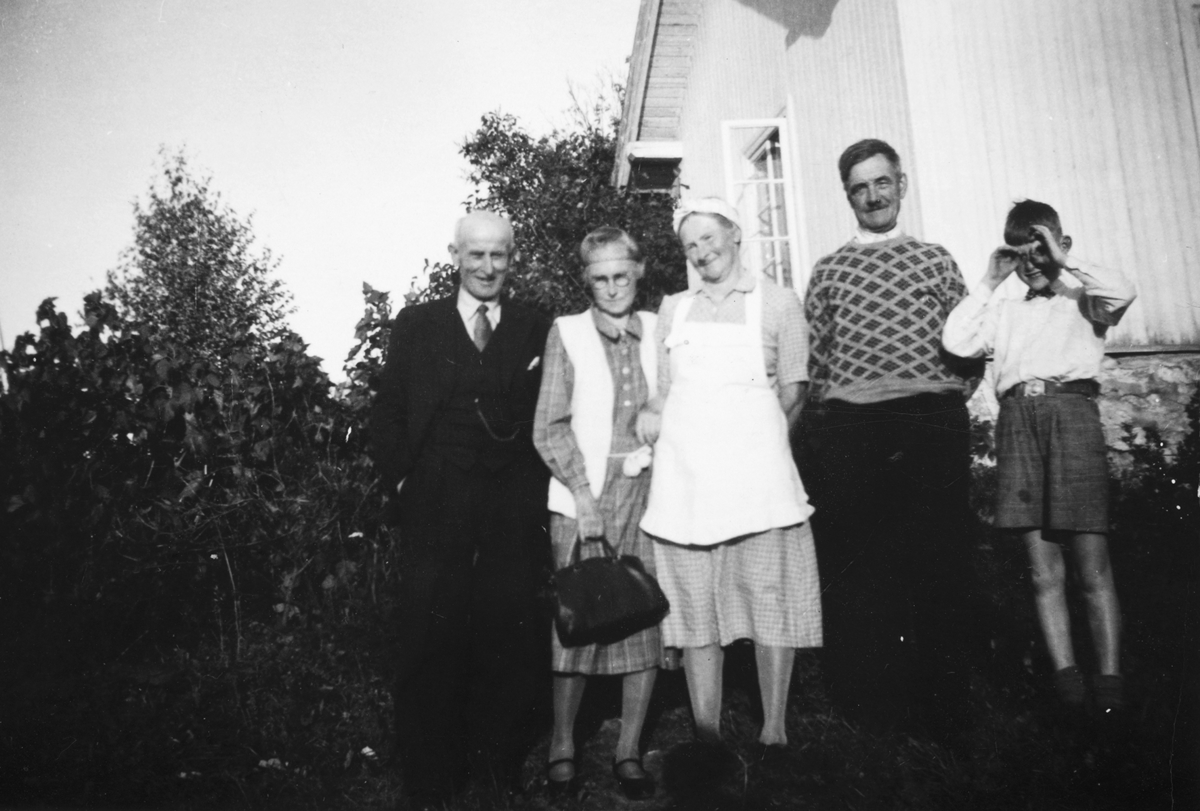 Ukjent, Familiegruppe, Mengsholstuen, f.v. Mathias Christensen Bruvold og kona Agnethe Bruvold f. Mathiasdatter. Karen Olsen, Syver Olsen, ukjent. Agnethe og Karen er søstre, og er født på Mengsholeie. Mathias Christensen Bruvold er født på Tollefsrudhaugen i Ringebu. Syver Olsen var født i Sel, Gudbrandsd…