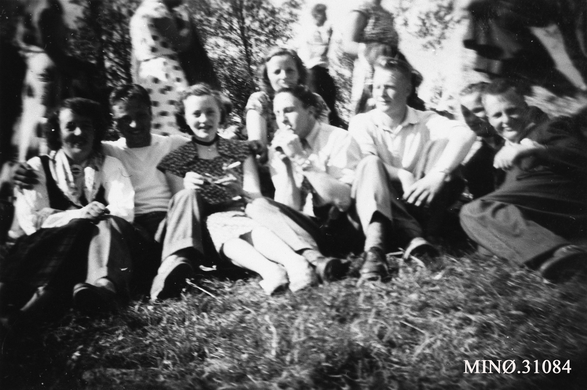 Ukjent, Gruppe fra Dalsbygda Ungdomslag under stevne på Kvikne 1956.