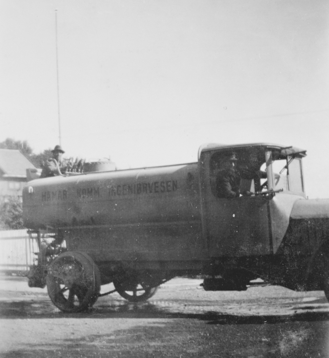 Anno Domkirkeodden, Vomag, lastebil D-1168, 1922 modell. Hamar kommunale Ingeniørvesen, vannvogn, tankbil. Per Pedersen "Revy Per" en av pesonene på bildet.