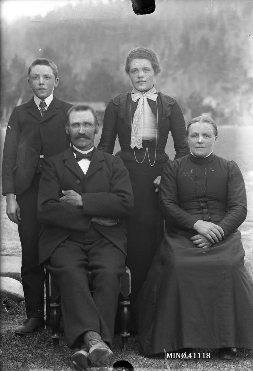 Oscar Holte, Familien Dølplads