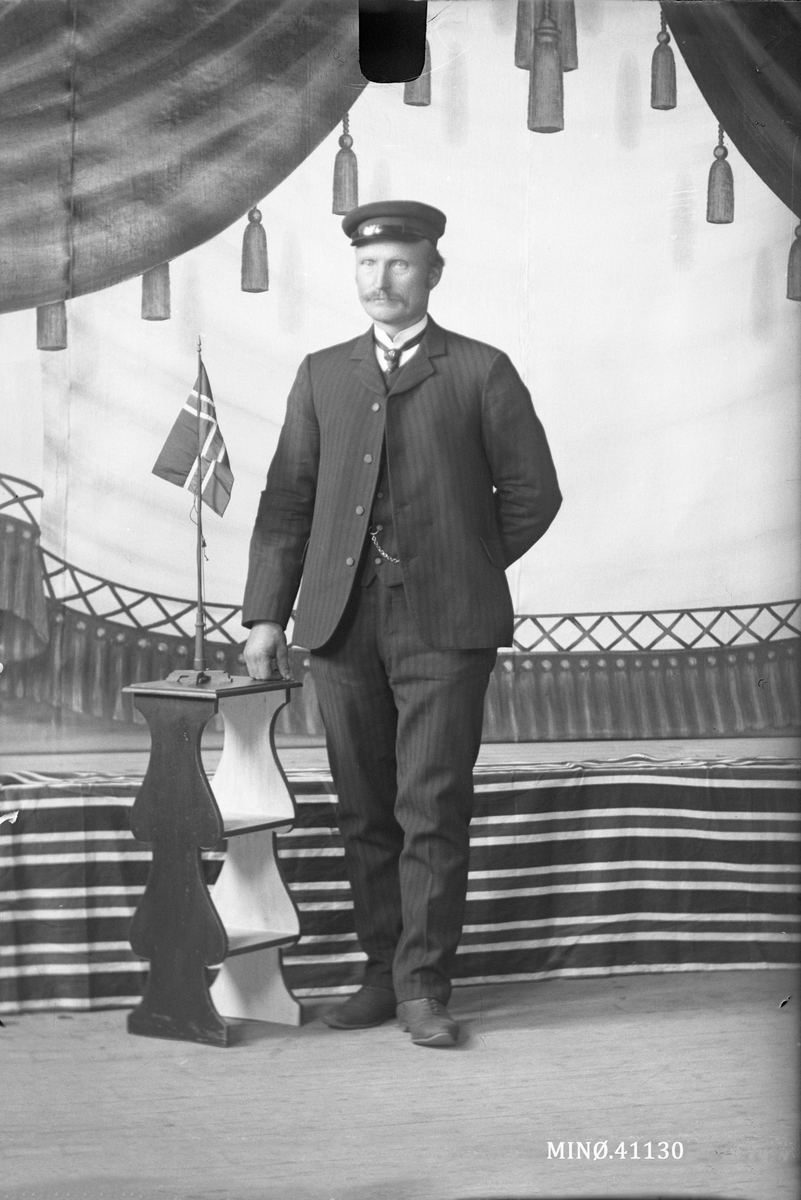 Oscar Holte, Portrett av mann. O.H.Olsen