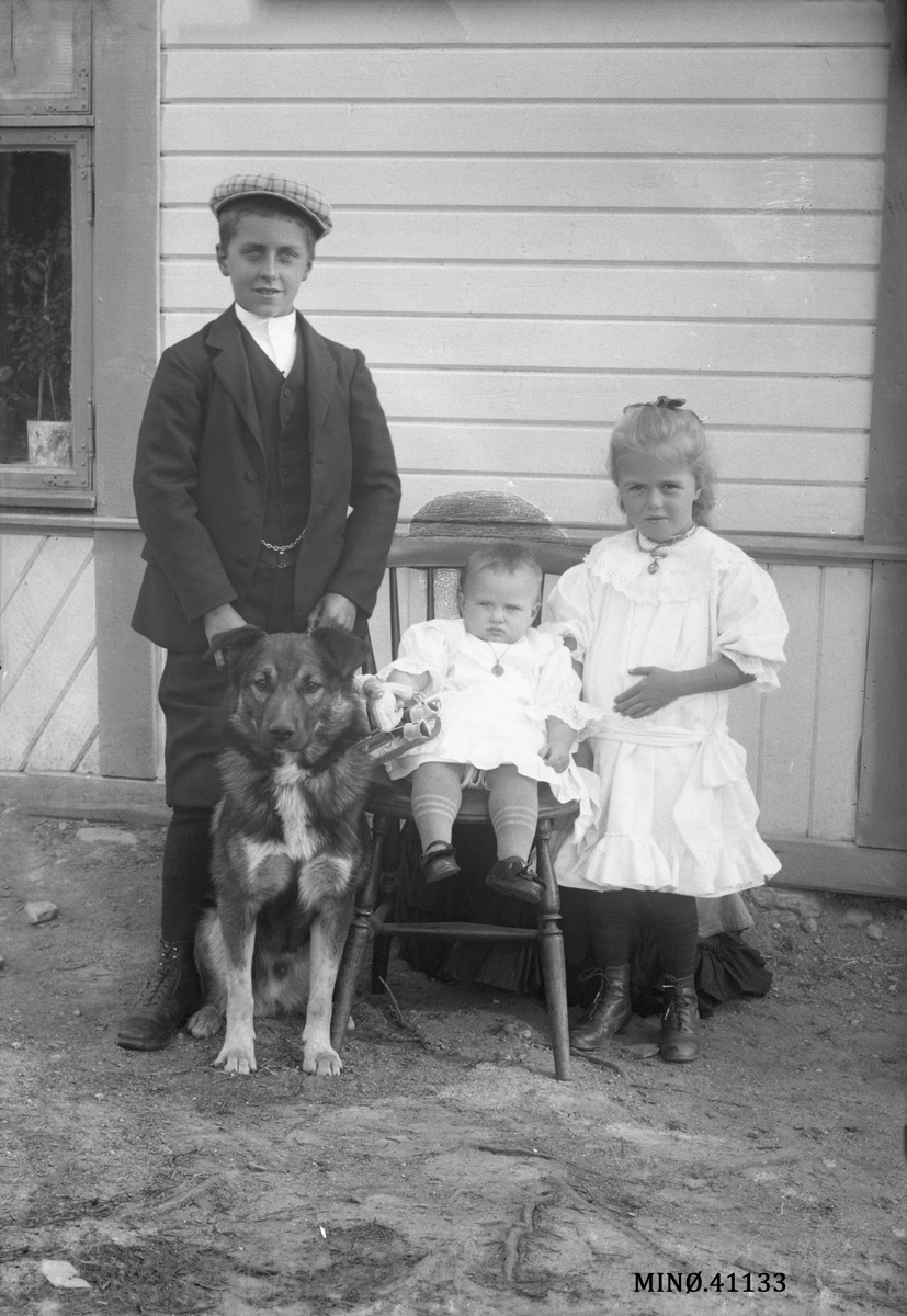 Oscar Holte, Portrett av barn med hund. Bakken, Folldal.