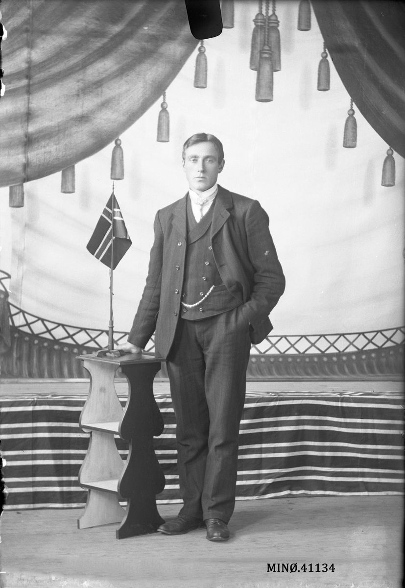 Oscar Holte, Portrett av mann med hund. Ingebr. Johannesson Rislien.