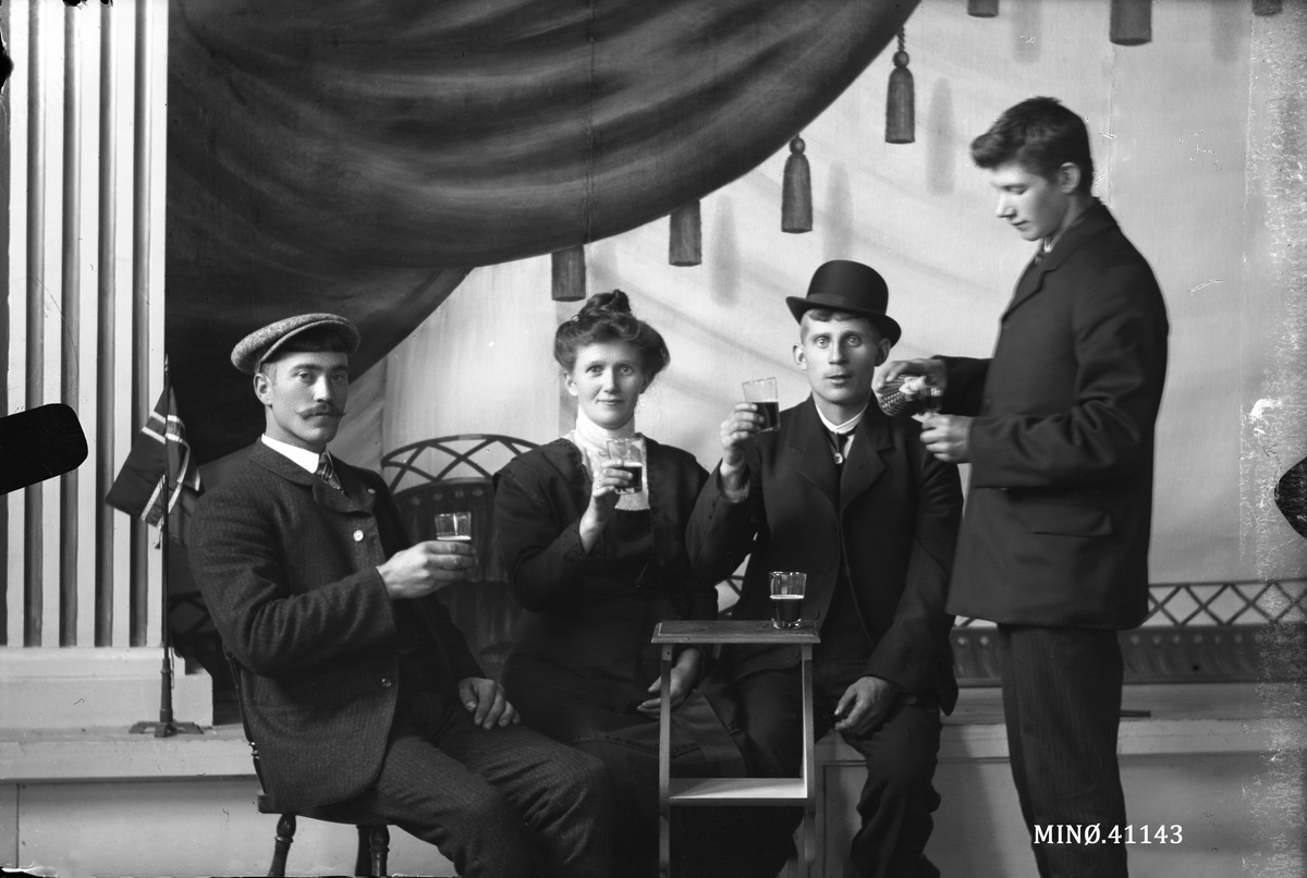 Oscar Holte, Portrett av personer i hyggelig passiar. J. Hagen blant andre.