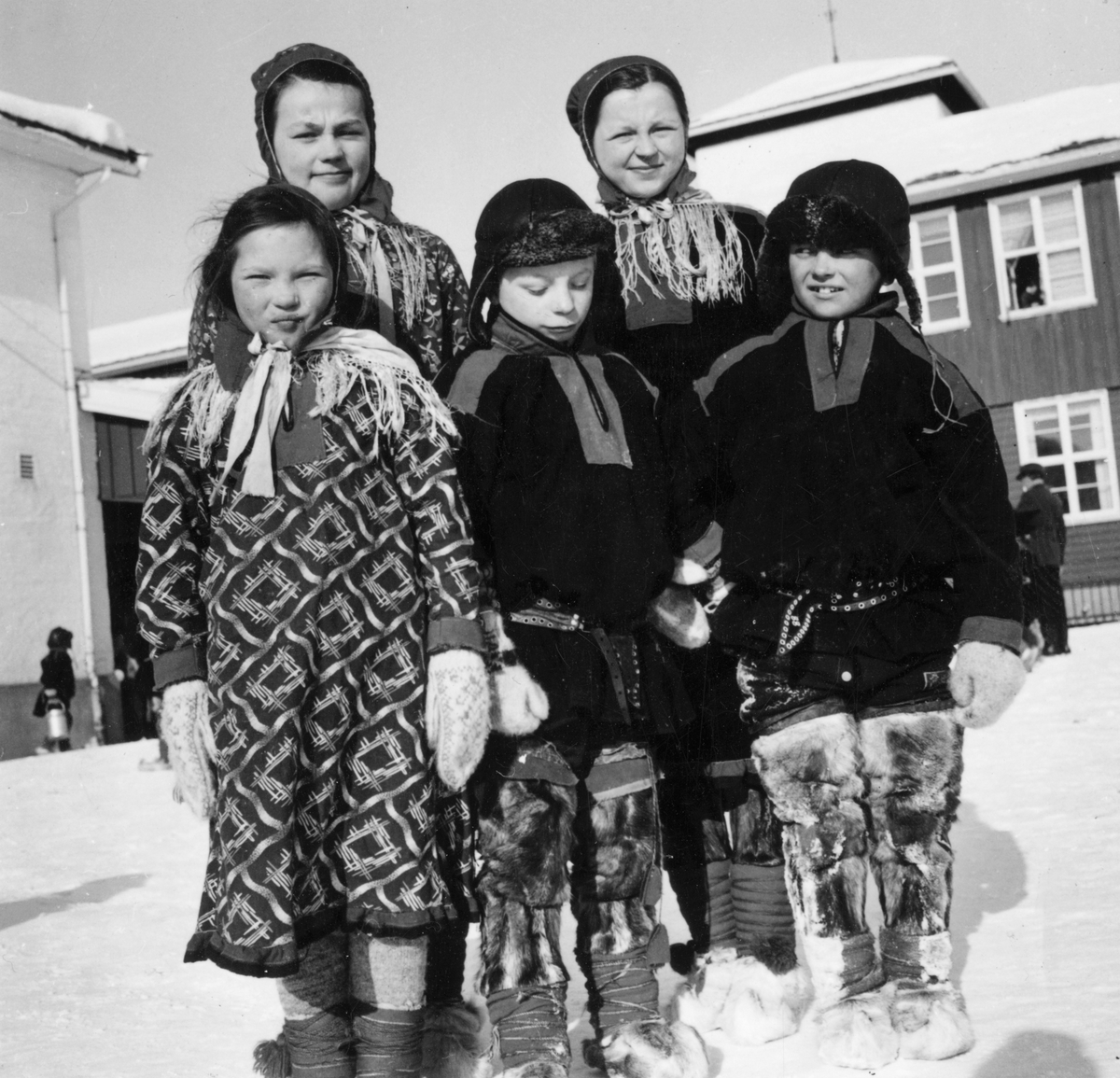 Virginia Raymond Davidson, Fem skolebarn foran Karasjok folkeskole 1958. Karen Marie Anti, gift Strømeng til venstre foran. Kirsten Ravna Somby og BeritAnti.