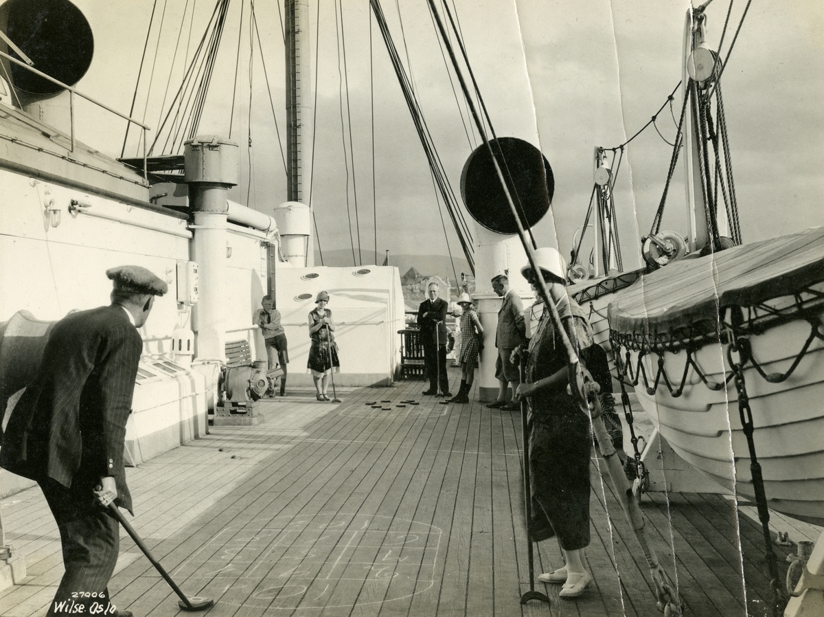Anders Beer Wilse, Passasjerer spiller shuffleboard på dekket til D/S 'Stavangerfjord' (b.1918, Cammell, Laird & Co., Birkenhead), - under cruisereise til Nordkapp.