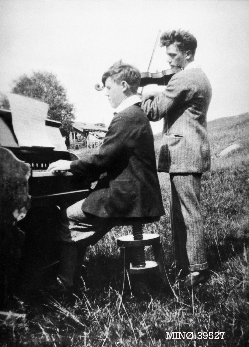 Ukjent, Musikere - Magne H. Narjord, orgel og Jostein H. Narjord, fiolin