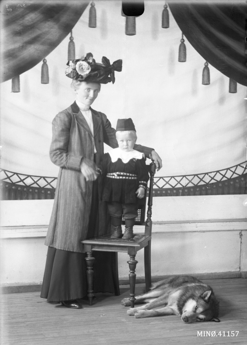 Oscar Holte, Portrett av kvinne, barn og hund