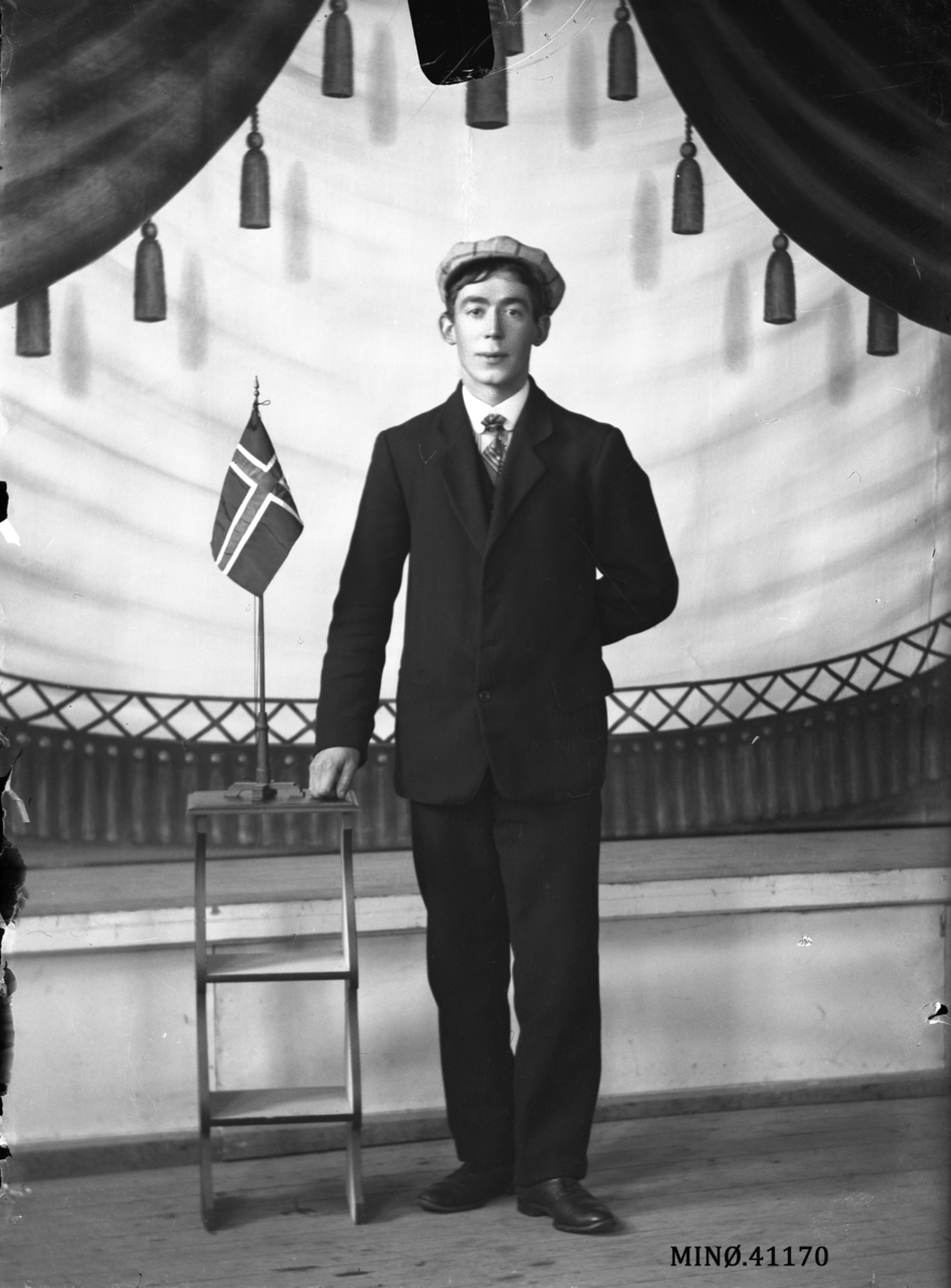Oscar Holte, Portrett av ung mann