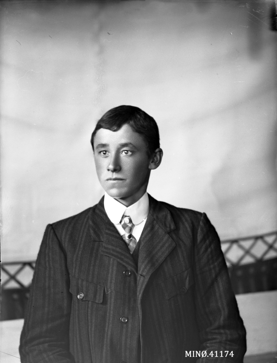 Oscar Holte, Portrett av ung mann