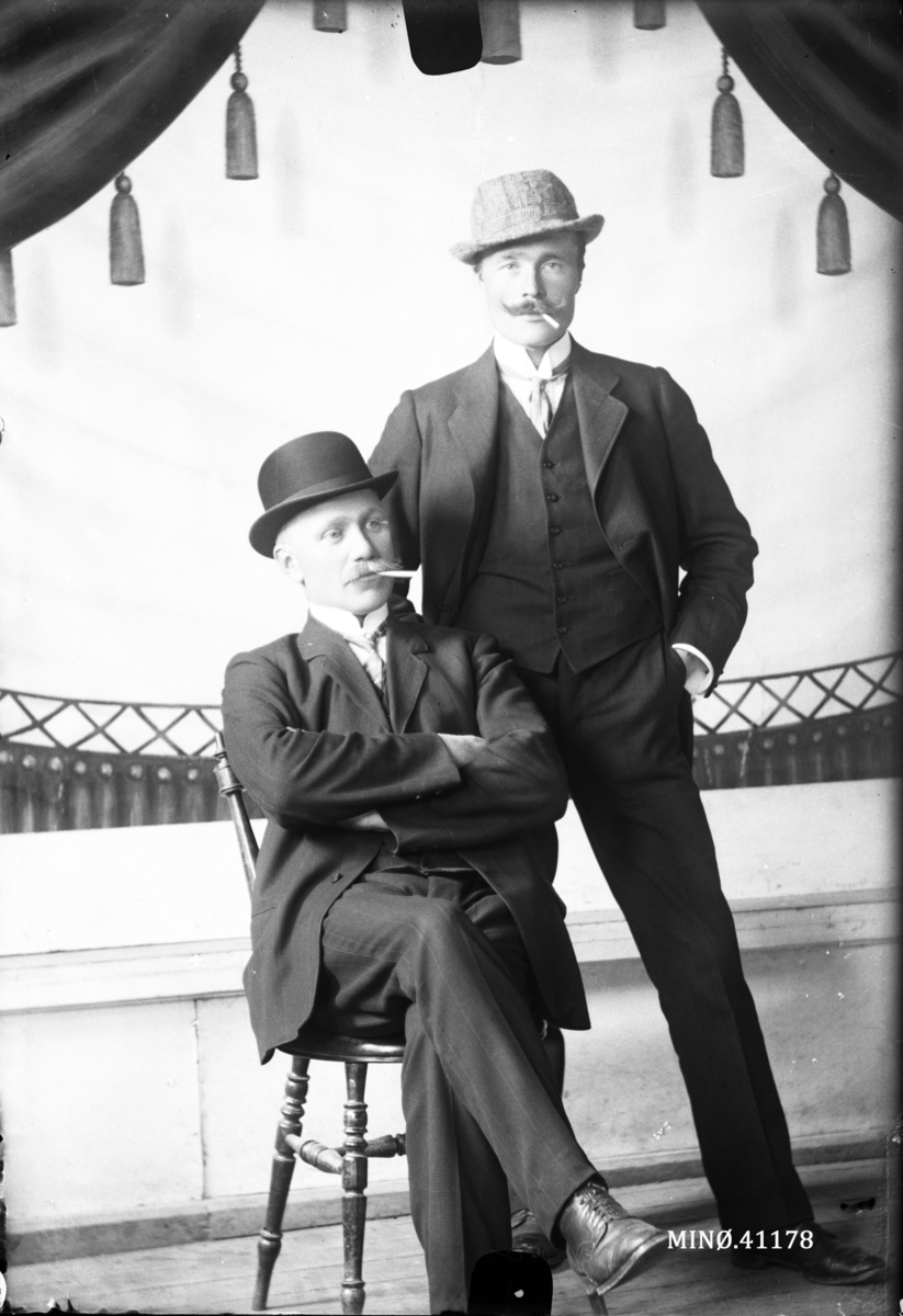 Oscar Holte, Portrett av to menn