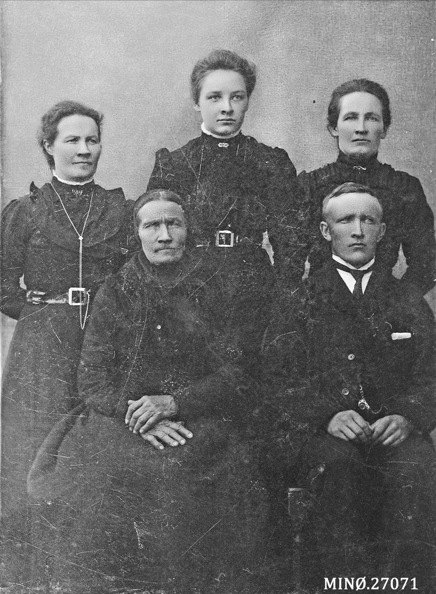 Oscar Holte, Familie: Goro og Ola Tangmoen, stående Jørgine, Goro og Oline.