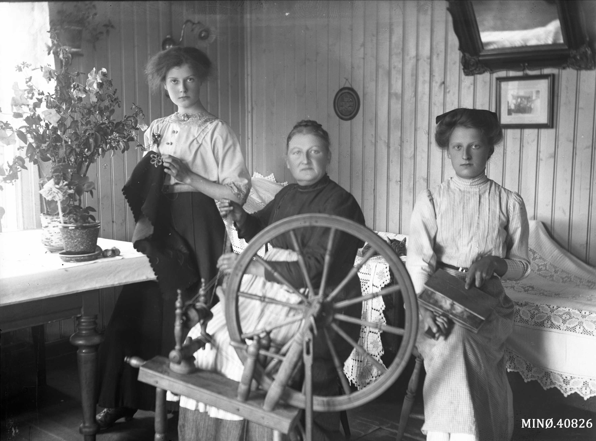 Oscar Holte, Kvinner, håndverk