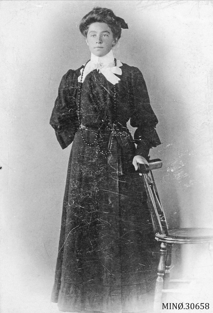 Oscar Holte, Portrett av kvinne - Mille Larsen