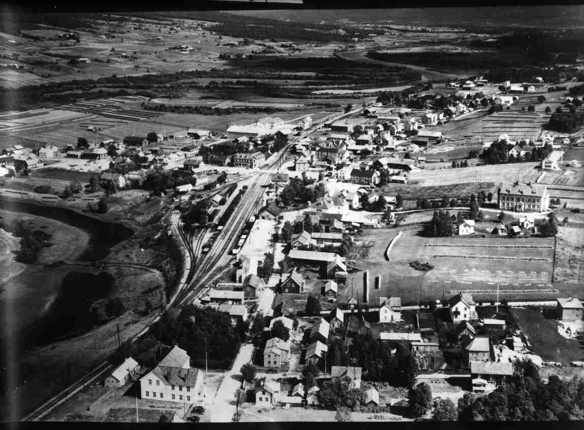 Widerøes Flyveselskap A/S, Flyfoto fra Tynset sentrum med Ramsmoen i forgrunnen.