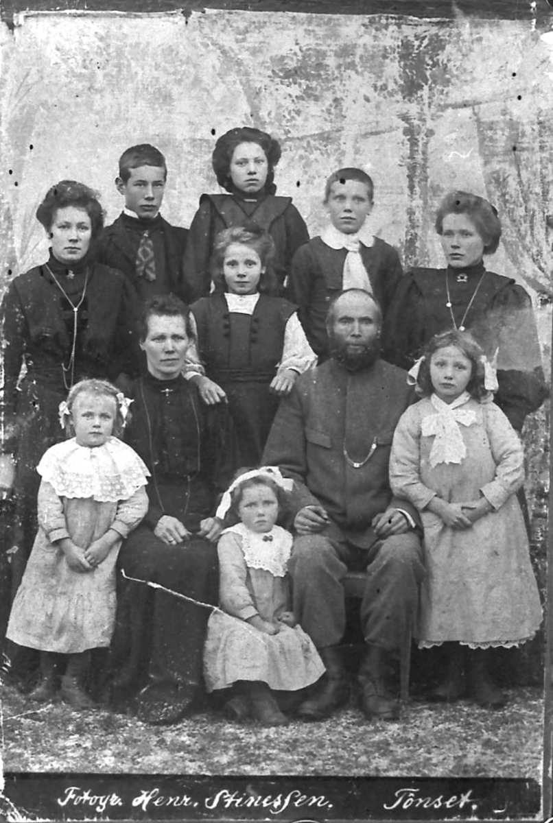 Henrik Augustinsson Stinessen, Familiebilde, barn, gruppebilde, personer, klær