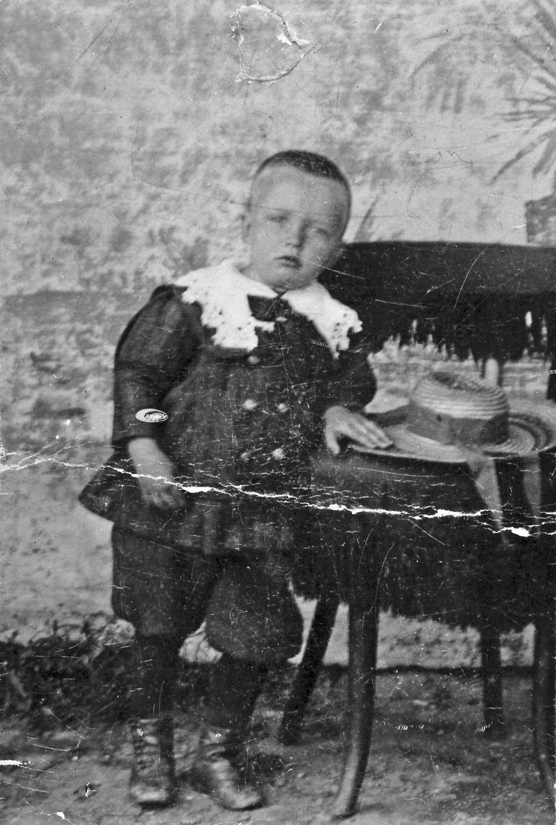 Henrik Augustinsson Stinessen, Portrett av liten gutt. John M. Støholen (født 10.9.1904), ca 3 år.