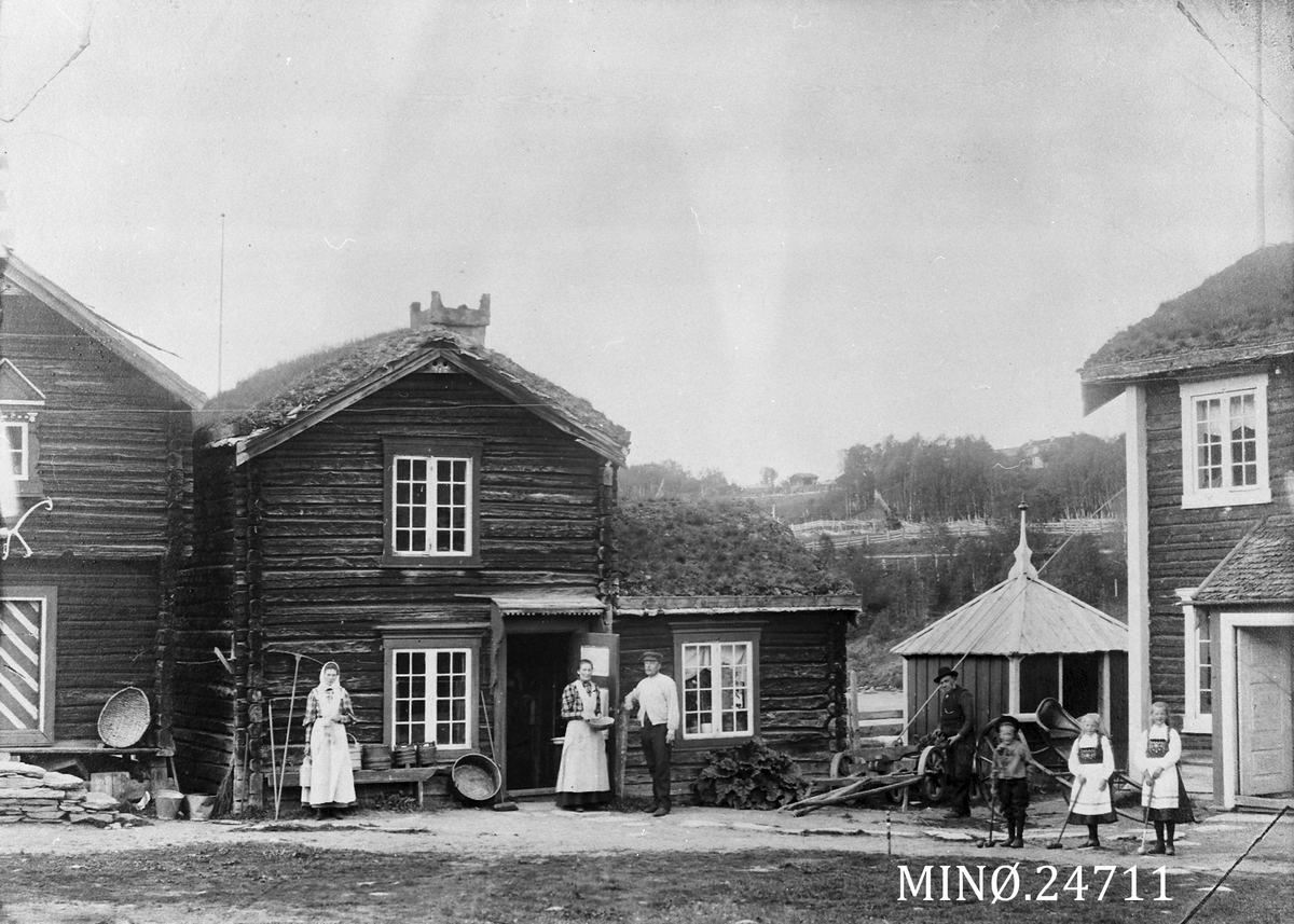 Henrik Augustinsson Stinessen, Bolighus, personer.
