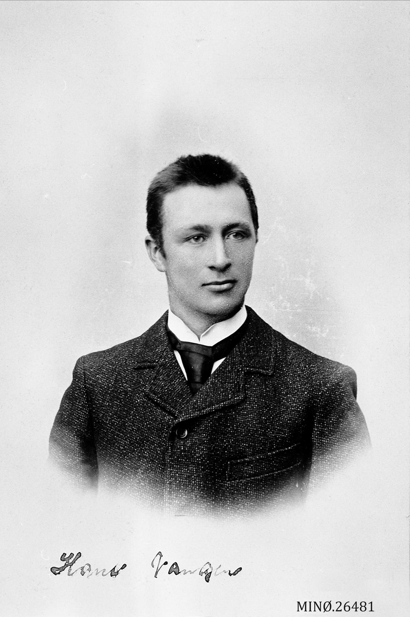 Henrik Augustinsson Stinessen, Portrett av mann. Hans Arneson Vangen f. 14. 3. 1882. Kjøpte Jordmoen i 1905. reg. også på bilde 026482 og 026512.