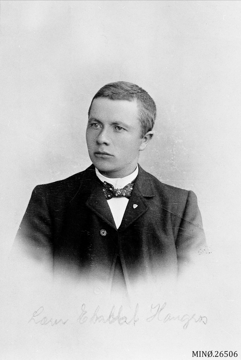 Henrik Augustinsson Stinessen, Portrett av mann. Lærer Embret Haugros, (5/6-1882 - 26/11-1925).