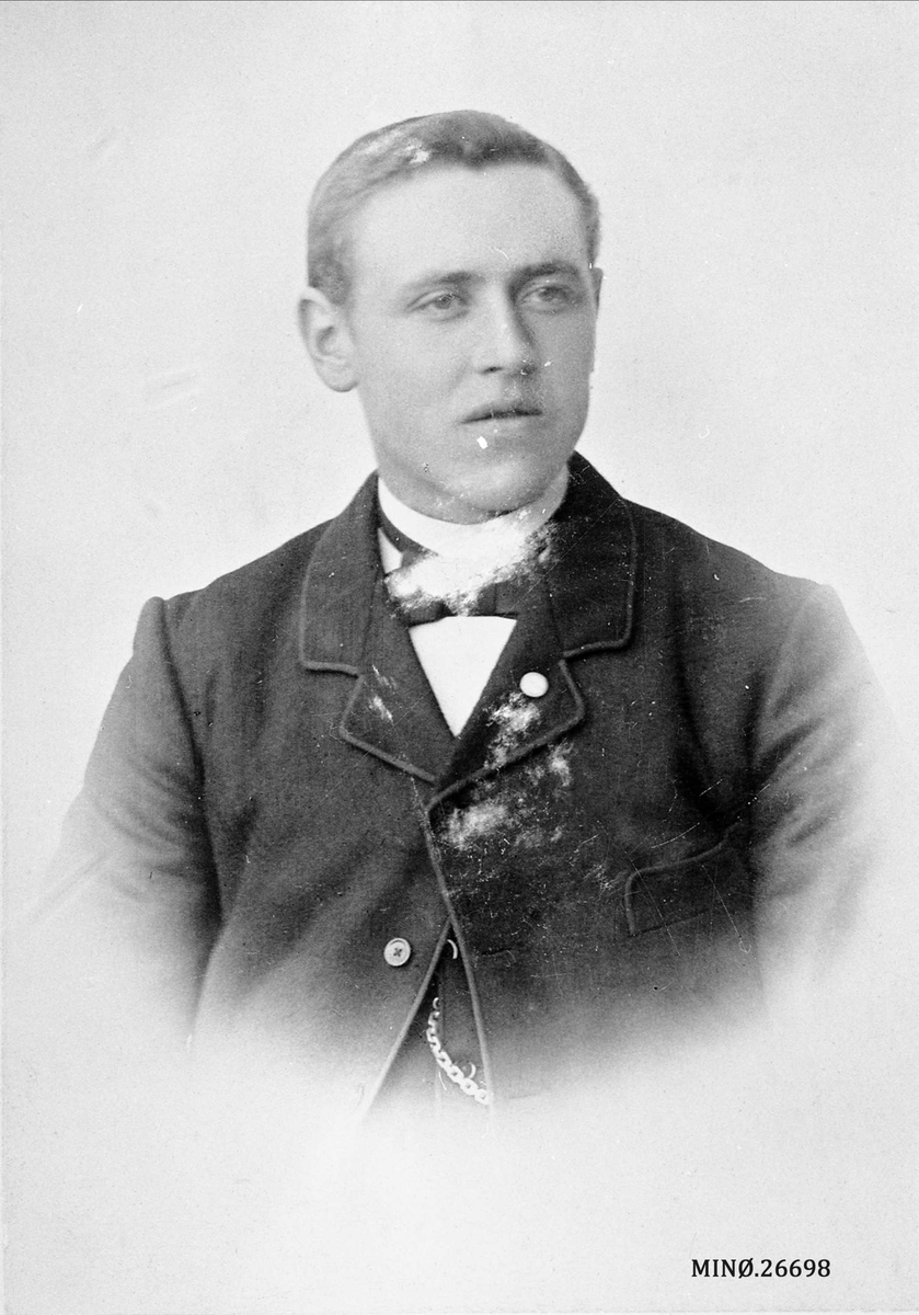 Henrik Augustinsson Stinessen, Portrett av mann. Jon Holstad