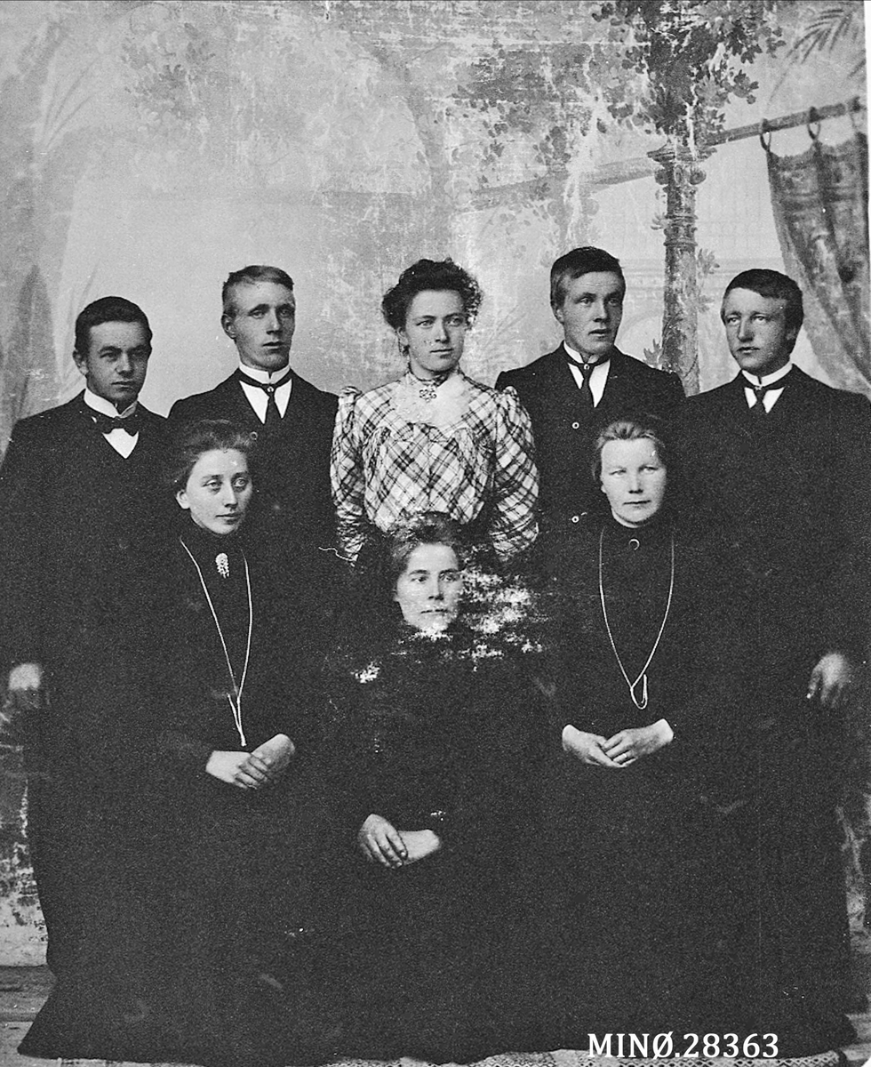 Henrik Augustinsson Stinessen, Gruppebilde, tjenerstab fra Neby, På bildet ser vi blant annet Ingeborg Nesbakken, Marit Fossen, Ingeborg Fossbakkbang
