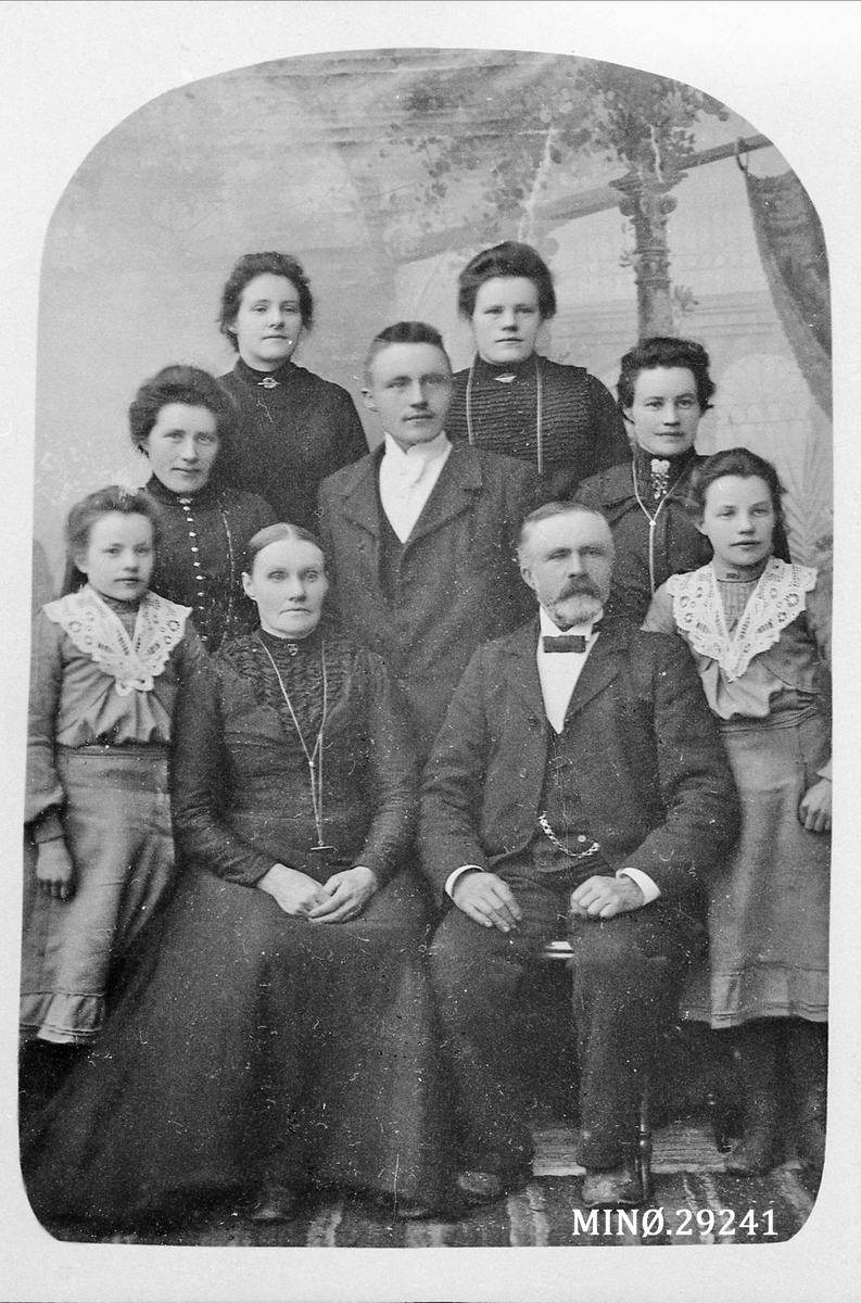 Henrik Augustinsson Stinessen, Familiebilde. Familien Norsen Kveberg, Alvdal. Navn se ringperm.