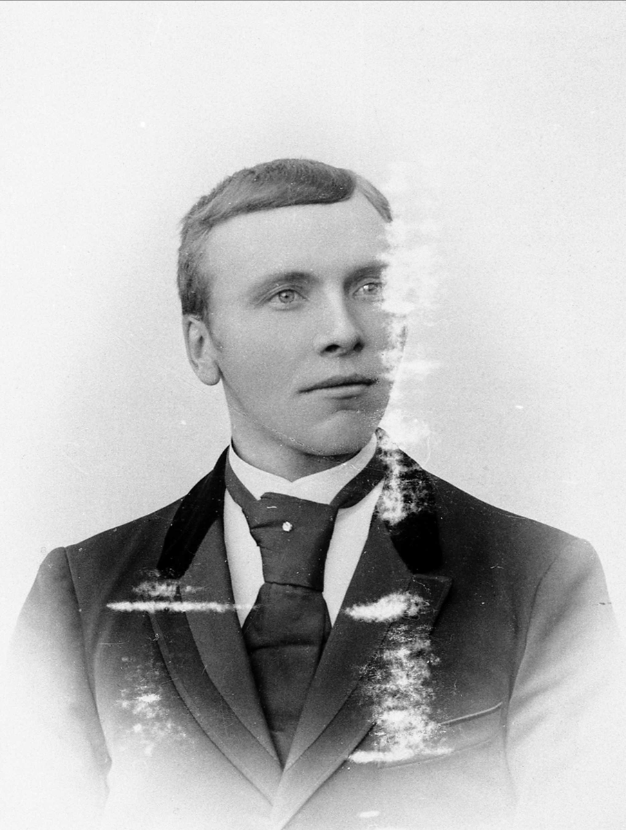 Henrik Augustinsson Stinessen, Portrett av mann. Edvard Grimstad, lærer i Ryeng(Egnund krets i tiden 1908-1910.