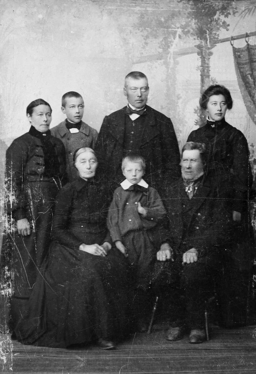 Henrik Augustinsson Stinessen, Gruppebilde, personer, klær.