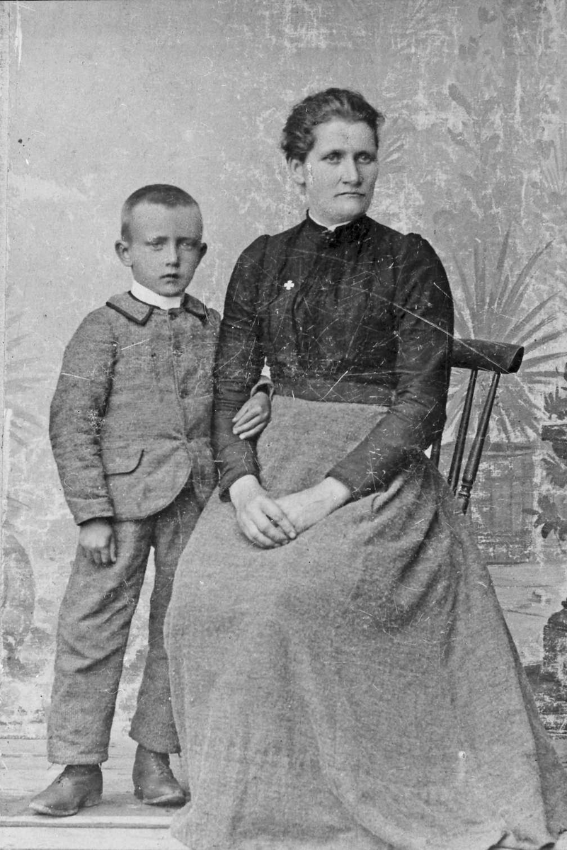 Henrik Augustinsson Stinessen, Personer, klær, stol.