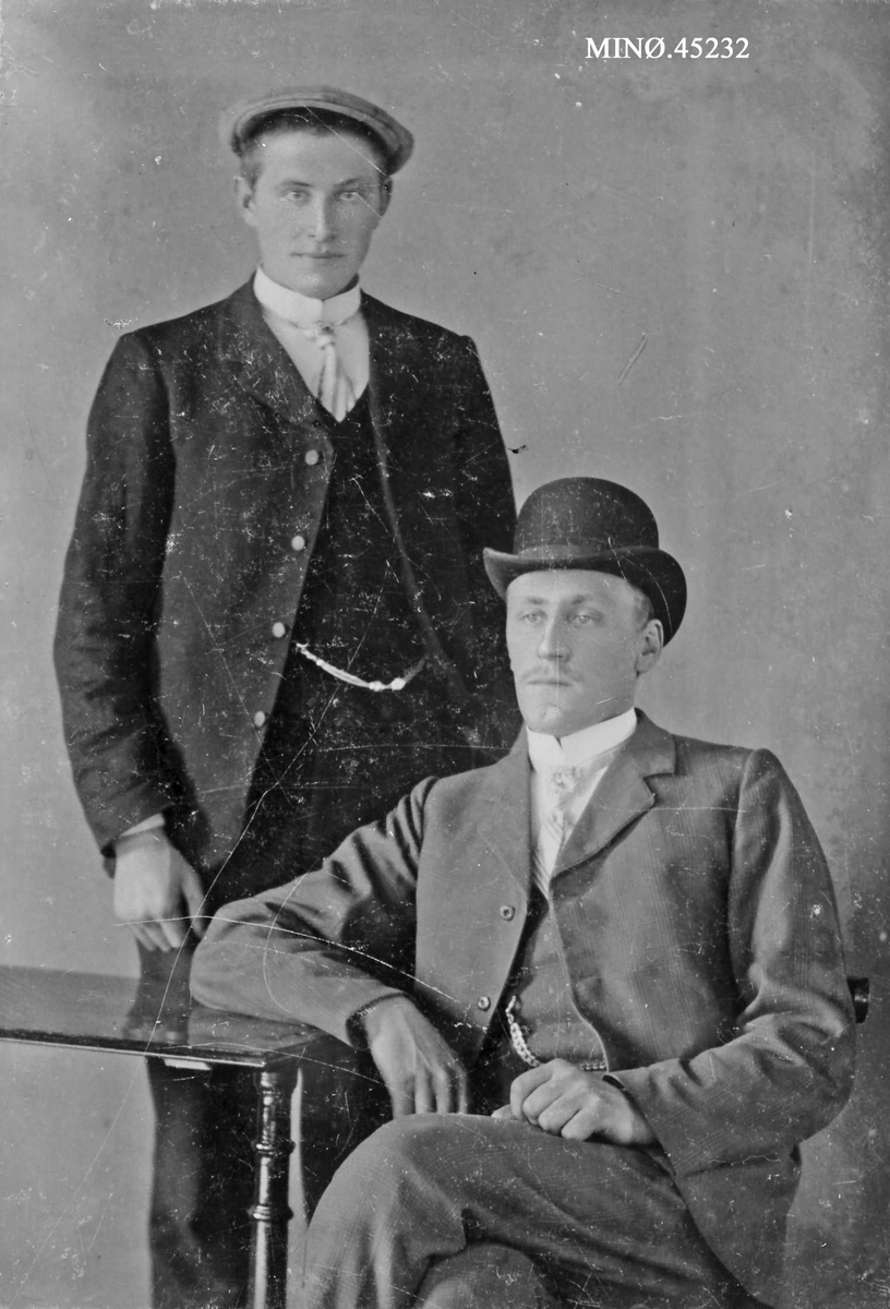 Henrik Augustinsson Stinessen, Portrett av to menn.