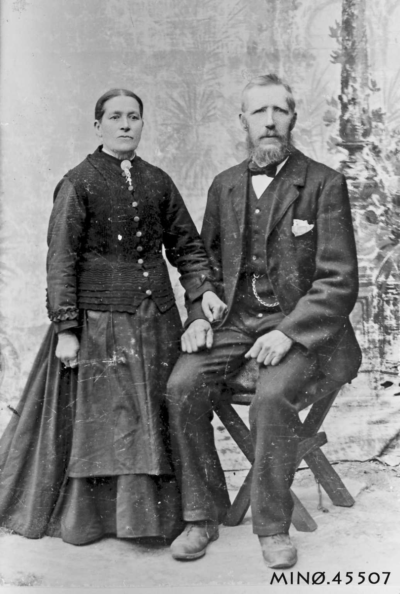 Henrik Augustinsson Stinessen, Portrett av ektepar. Esten Trondsen, f. 1844 og kona Mari Hansdatter fra Sel