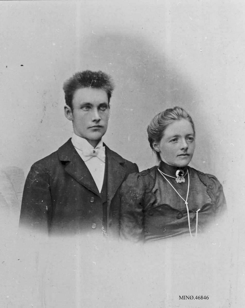 Henrik Augustinsson Stinessen, Iver Øien og kona Marit Arnesdatter Steien (1878 - 1961) Foreldrene til Inga Iversdatter Øyen f. 1903, g. Grimsbu.