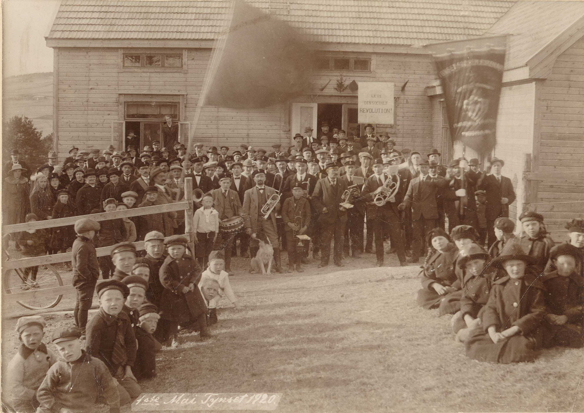 Henrik Augustinsson Stinessen, 1. mai 1920, framfor Folkets Hus