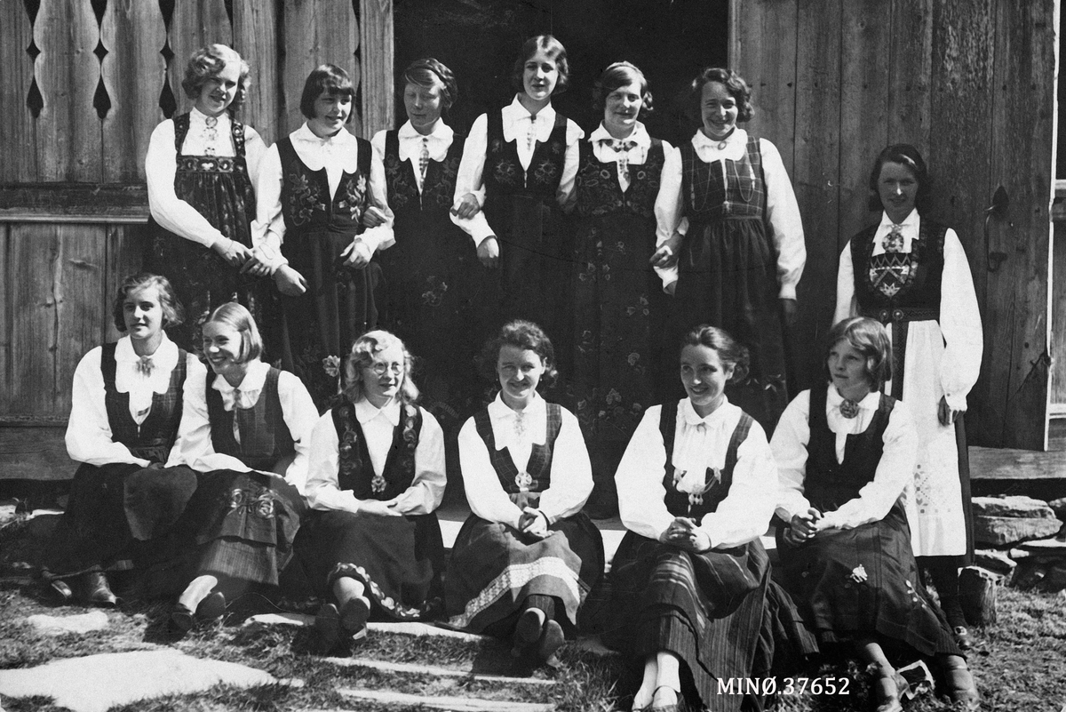 Ukjent, Gruppebilde kvinner. Søstrene Prestegård vevkurs, sommeren 1932