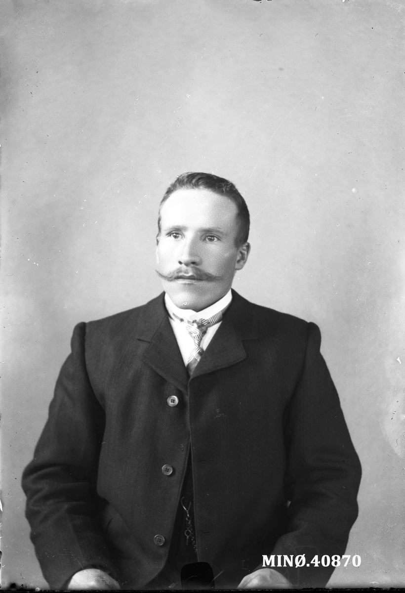 Oscar Holte, Portrett av mann - H.J. Meli