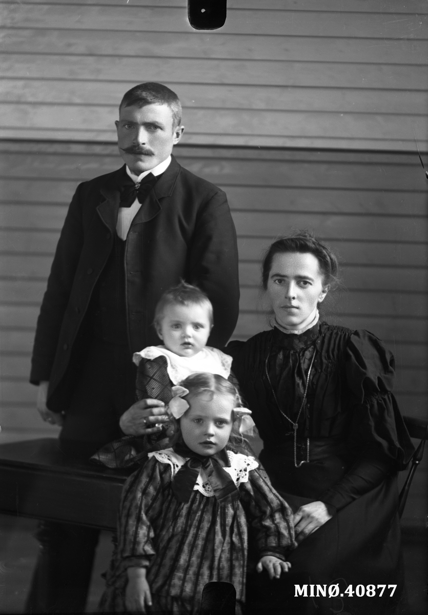 Oscar Holte, Portrett av liten familie - Peter Petersen