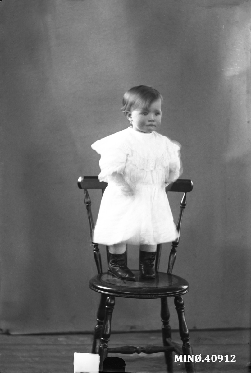 Oscar Holte, Portrett av lita jente - Hanna Johansen