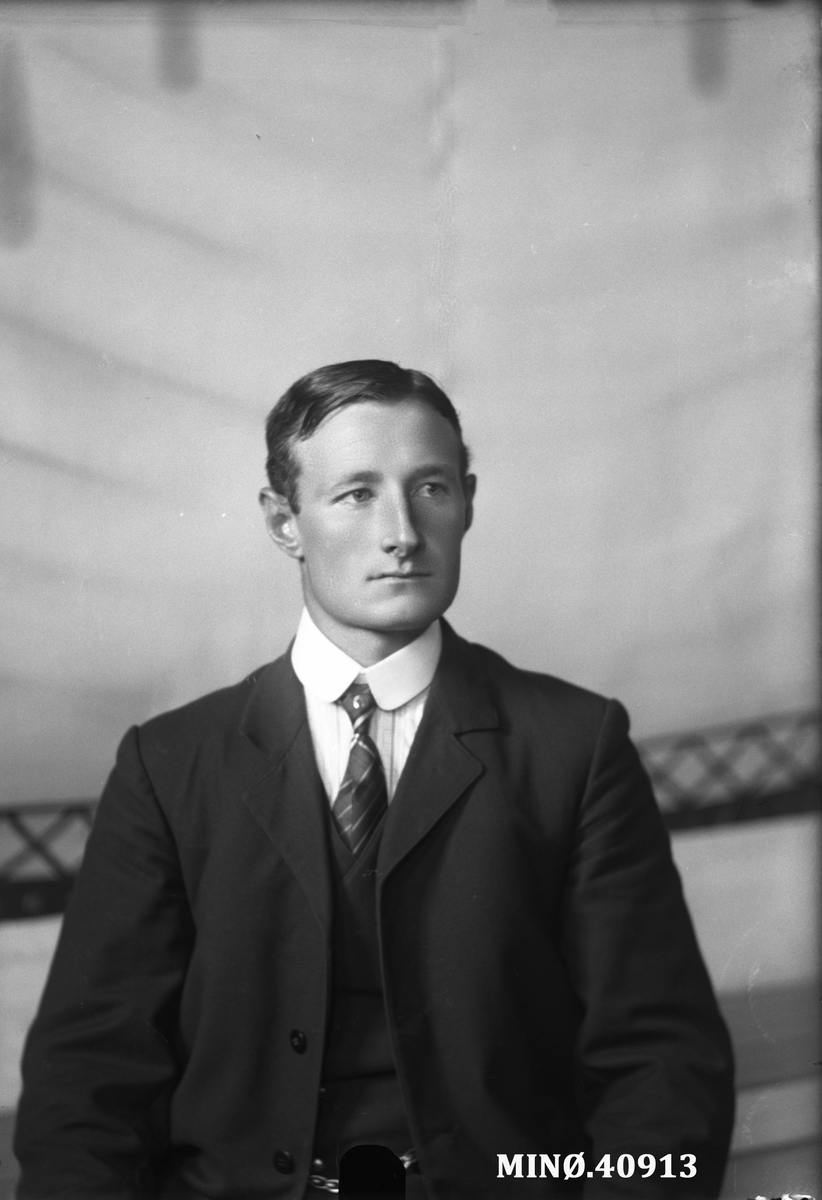 Oscar Holte, Portrett av mann - Torstein Sand